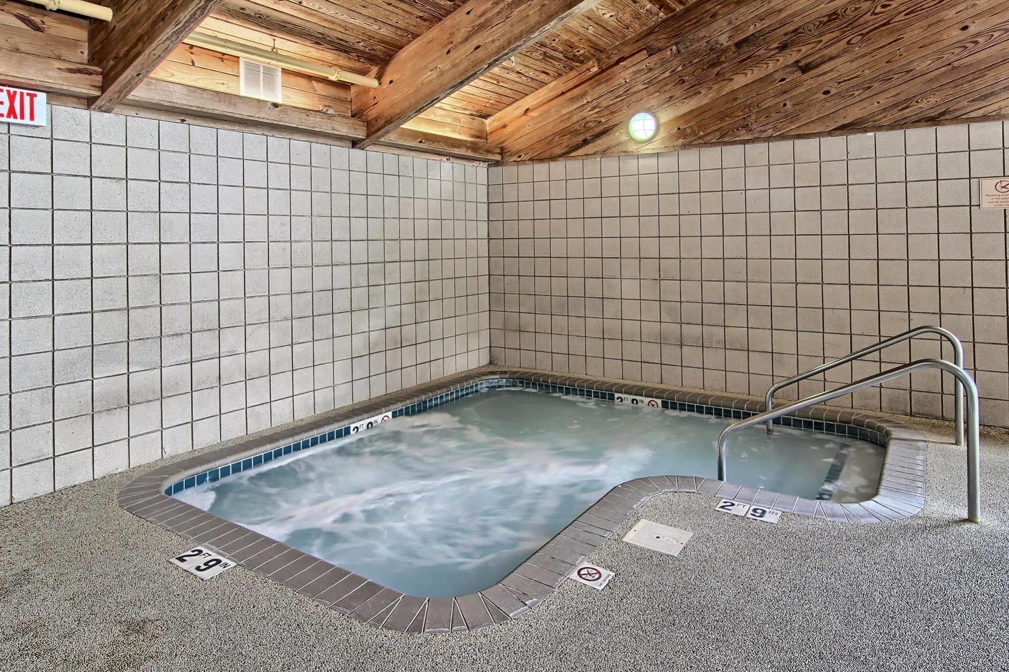 Blossom Hotel & Suites Traverse City Esterno foto